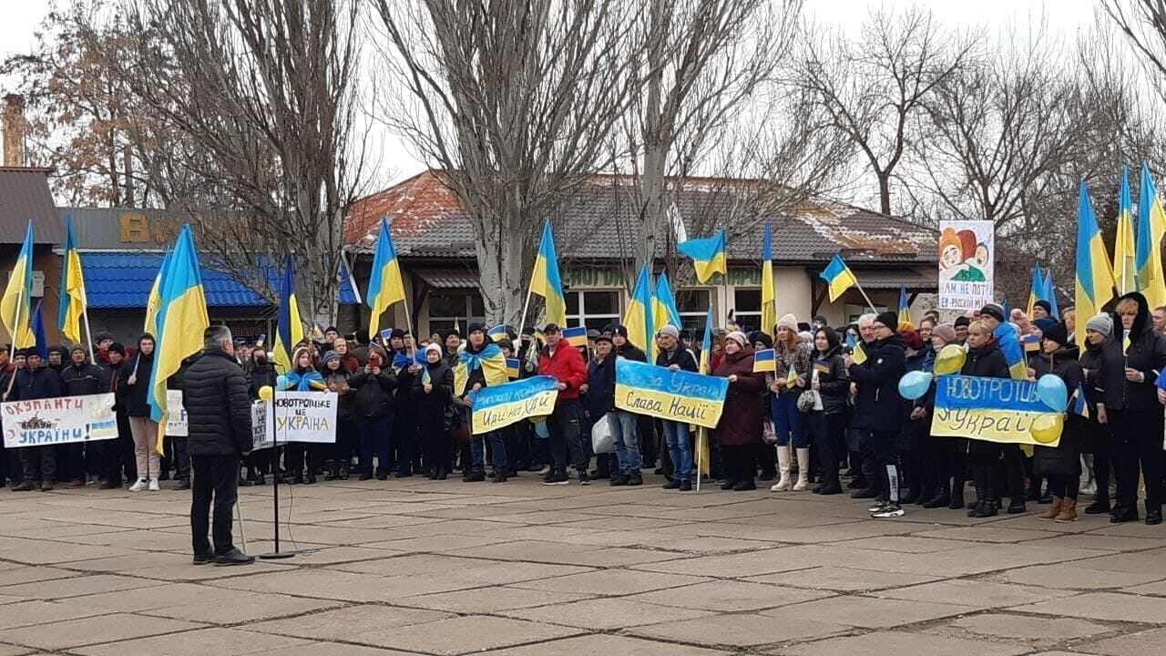 Проукраїнський мітинг у Новотроїцькому. Березень 2022 року